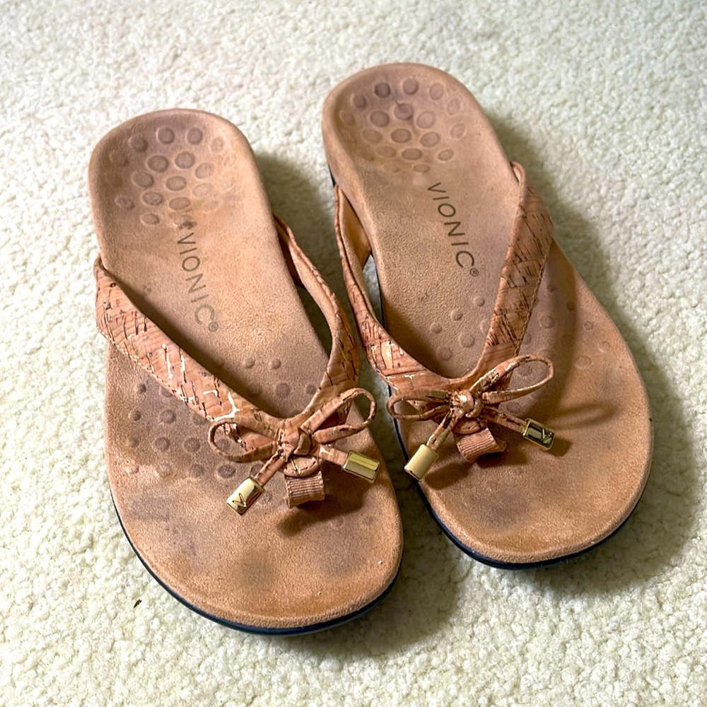 Vionic Bella orthodic thong sandals Sz 6 faux cork with bow gold detail